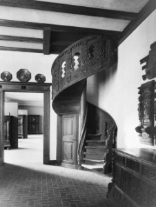 Anbau war nach 1911 Platz um komplette Interieurs wie diese Kieler Renaissance-Treppe zu zeigen