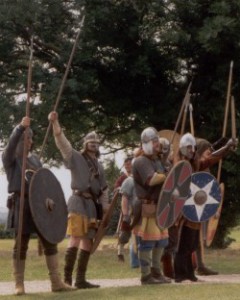 So sollen die Angelsachsen ausgesehen haben. Szene eines Historienspiels in Old Sarum/Salisbury, England im Sommer 2000. Nachgestellt wurde ein angelsächsischer Angriff auf eine romano-britische Siedlung.