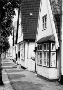 Giebelständige Häuser prägen die Lange Straße in Arnis.