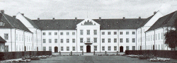  Das 1764 gebaute Schloß Augustenburg auf Alsen wurde zum Stammhaus der Nebenlinie der Augustenburger. Seit es 1852 vom dänischen König eingezogen wurde diente es als Lazarett, Kaserne, Lehrerseminar und schließlich als Heim