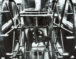  Nach der Rekonstruktion in Rostock: der durch Menschenkraft betriebene Antrieb des "Brandtauchers" mit umschaltbarem Getriebe 