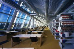  Lesesaal der neuen Universitätsbibliothek, die 2001 eröffnet wurde 