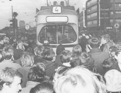  Anfang 1968 streiken die Studenten der CAU (erfolglos) gegen die Fahrpreiserhöhung der Kieler Verkehrsbetriebe. Die Polizei greift hart durch, setzt Wasserwerfer ein und nimmt mehrere Dutzend Studenten vorübergehend fest. 