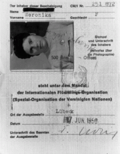 "DP"- Ausweis ausgegeben von der Internationalen Flüchtlingsorganisation (IRO).