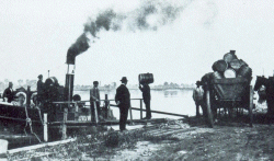 1915: Pulverrohmasse wird in Fässern gepackt auf den firmeneigenen Dampfer "Alfred Nobel" gestaut