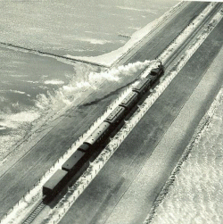 Mit der Eisenbahn durchs Wattenmeer: Zug auf dem 1927 vollendeten Hindenburgdamm