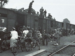 Bahnhof Elmshorn Oktober 1945: Noch drängen sich die Menschen vor Güterwagen