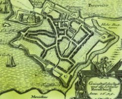 Plan der Festungsstadt Rendsburg von Johannes Meyer aus dem Jahr 1649: Die unregelmäßig angelegte mittelalterliche Stadt ist in ein frühneuzeitliches Festungskorsett gezwängt. Das Schloß im Norden ist durch Schanzen gesichert. Erst später wurde das Neuwerk im Süden und das Kronwerk im Norden angelegt.