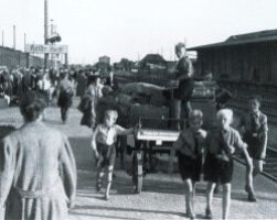 Noch während des Zweiten Weltkrieges setzte mit Evakuierten aus den zerbombten Großstädten der erste Zustrom von Menschen nach Schleswig-Holstein ein. Das Bild entstand am 26.7.1943 auf dem Bahnhof von Heide/Holstein.