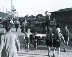 Noch während des Zweiten Weltkrieges setzte mit Evakuierten aus den zerbombten Großstädten der erste Zustrom von Menschen nach Schleswig-Holstein ein. Das Bild entstand am 26.7.1943 auf dem Bahnhof von Heide/Holstein. 