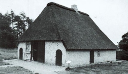 Das Kolonistenhaus aus Klappholz gehört zum zweiten, verbesserten Typ. Es wurde 1764 gebaut und steht heute im Schleswig-Holsteinischen Freilichtmuseum in Molfsee bei Kiel