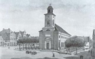 Bleistiftzeichnung des Husumer Marktes aus den 1870er Jahren von Friedrich Gottlieb Möller. Dominierend die von C.F. Hansen 1833 vollendete neue Kirche St. Marien. Sie ersetzte die bereits 1808 abgebrochene alte Marienkirche