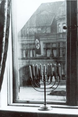 1932: Blick aus der Wohnung der Rabbinerfamilie Posner am Kieler Sophienblatt auf die Kieler NSDAP-Kreisleitung. Aufnahme Rosi Posner