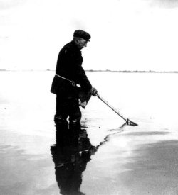 1931: Die "Gliep" der Familie Hansen trocknet nach dem "Porrnstriek" im Watt auf der Warft Treuberg auf der Hallig Nordmarsch-Langeneß