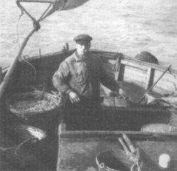 1940 - Ein typisches Bild: Der Husumer Fischer Friedrich Rohde steuert seinen Kutter „Hus 22 – Annemarie“ aus dem „Pottloch“