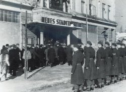 26. Februar 1946: die Mitglieder der ersten ernannten Landtages kommen im „Neuen Stadttheater“ in Kiel zusammen