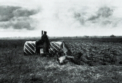 Der Gewinn neuer Wirtschaftsflächen durch das Urbarmachen von Moorgebieten wurde lange Zeit betrieben. Das Bild entstand 1940 im trockengelegten Gruber-See-Koog