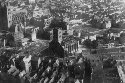 Luftansicht auf das zerstörte Lübeck. Das Bild ist undatiert und muß zwischen 1942 bis 1944 entstanden sein. 