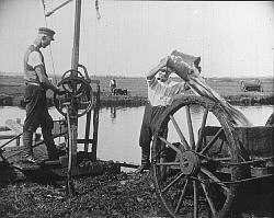 Einsatz einer Torffördermaschine im Rüsdorfer Moor bei Heide um 1945