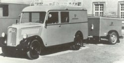 Der "Opel Blitz" hier mit Paketanhänger, wurde in den 1950er Jahren zum typischen Fahrzeug der "Landkraftposten"
