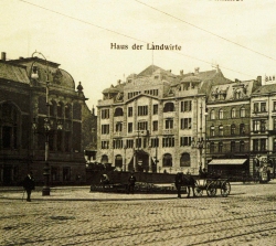 Der Provinziallandtag hat nie ein eigenes Haus besessen. Von 1905 bis 1920 tagte er in Kiel im „Haus der Landwirtschaft“ am Sophienblatt.