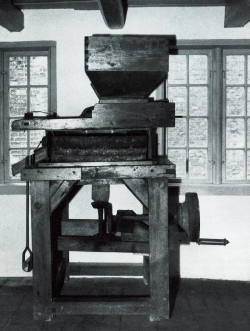 Eine typische Handmühle – eben eine Quern – steht im Geburtshaus von Klaus Groth in Heide 