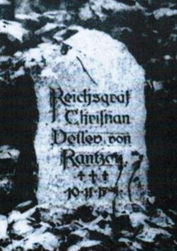 Der Gedenkstein im Voßlocher Wald erinnert an den Mord an Reichsgraf Christian Detlev 