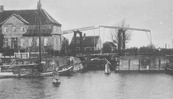 Der 1784 vollendete Schleswig-Holsteinische-Canal brachte Rendsburg nicht den erhofften wirtschaftlichen Aufschwung. Das Bild zeigt die Brücke über die Schleuse, die von der Eider in den Kanal führte. Links daneben ist das noch heute erhaltene Zollhaus zu sehen.