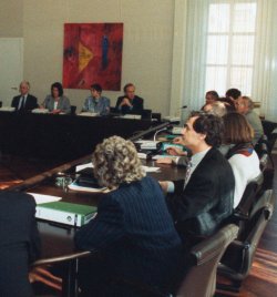 Konstituierende Sitzung des 1. Parlamentarischen Untersuchungsausschuß der 13. Wahlperiode, dem sogenannten "Schubladenausschuß", am 23.3.1993 im Schleswig-Holstein-Saal des Landeshauses in Kiel