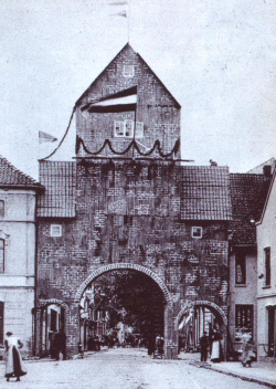 Nostalgie in Mölln 1908: Für das Lauenburger Heimatfest wurde das 1858 abgebrochene Steintor als Attrappe wieder hergestellt