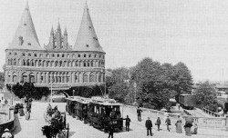 1896 Lübeck: im Vordergrund die Pferdebahn, rechts am Rand der alte Bahnhof der Lübeck-Büchener-Eisenbahn (LBE)