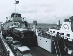 Bis 1963 verkehrten auch zwischen Festland und Fehmarn Fähren. Das Bild von 1952 zeigt die Fehmarnsundfähre für Autos und Eisenbahn