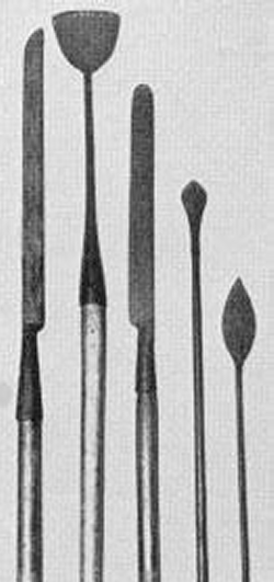 Ein Auswahl von Flensmessern und Harpunenspitzen 