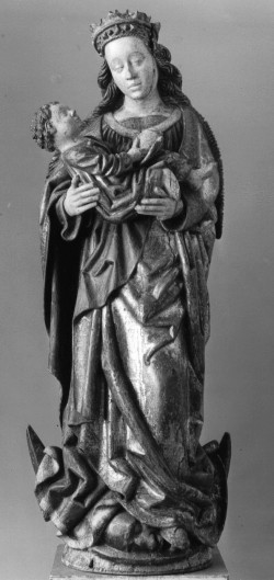 Die "Madonna auf der Mondsichel" von Riga ist auch deshalb ein ungewöhnliches Stück, weil sie als eine der wenigen Heiligenskulpturen des Spätmittelalters nicht ausgehöhlt ist. Ihrer Art nach kann sie von einem Meister aus Norddeutschland oder aber auch aus Lettland selber stammen.
