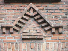 Baupflege: Liebevolles Backsteindetail aus dem Burghof in Flensburg