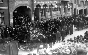 Trauerumzug für Opfer des Kapp-Putschs in Kiel vor dem Gewerkschaftshaus in der Legienstraße 1920