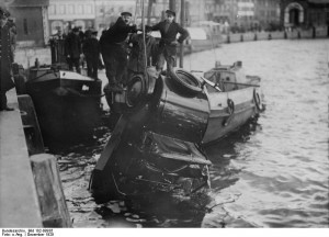 Autounfall 1929 in Kiel: ein Wagen wird aus dem Hafen geborgen